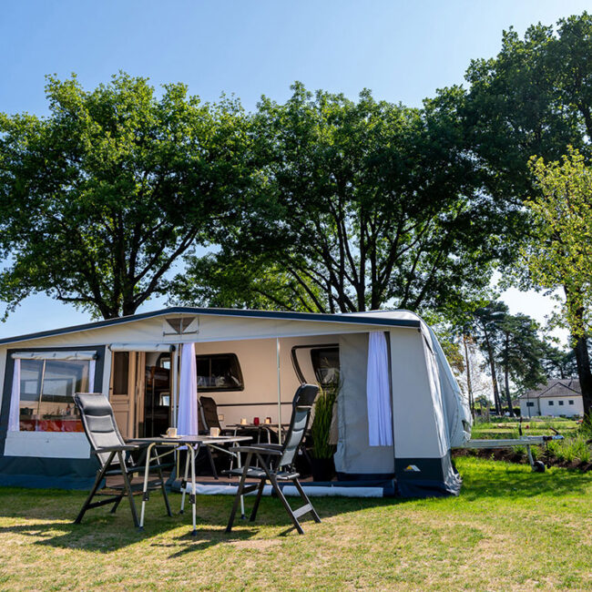 Romantische Abendstimmung auf einem ruhigen Camping Platz in Brüggen – Erholung pur in der Natur.